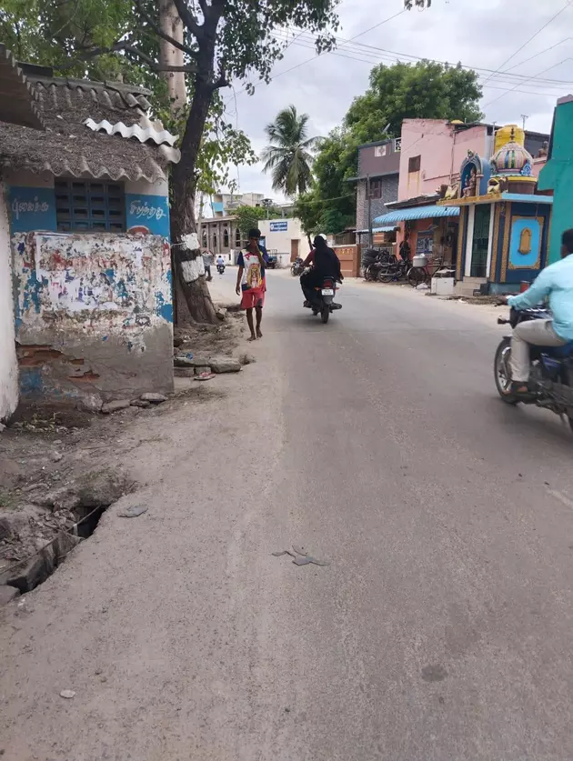 சாலையை அகலப்படுத்த வேண்டும் சாலையை அகலப்படுத்த வேண்டும்