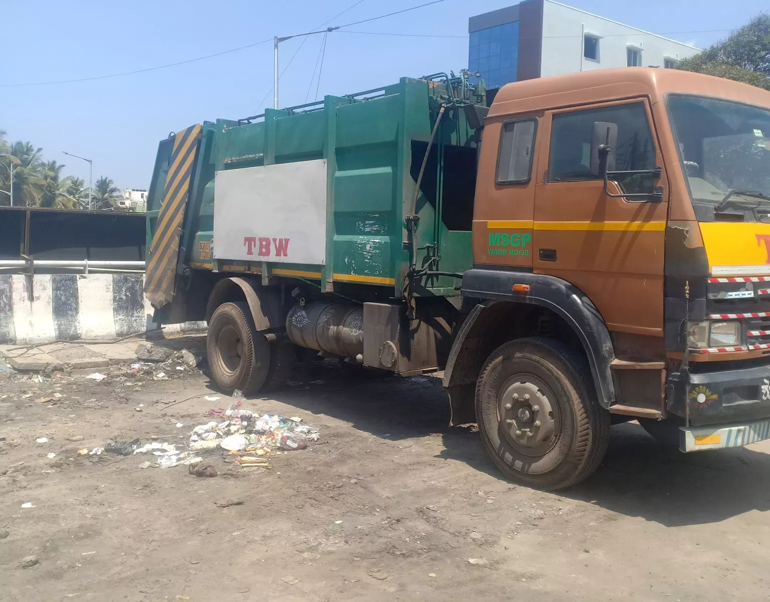 மாநகராட்சி லாரியால் ஏற்படும் விபத்துகள்