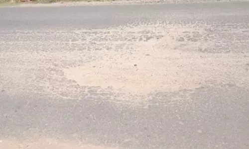 சேதமான ரோடு சேதமான ரோடு