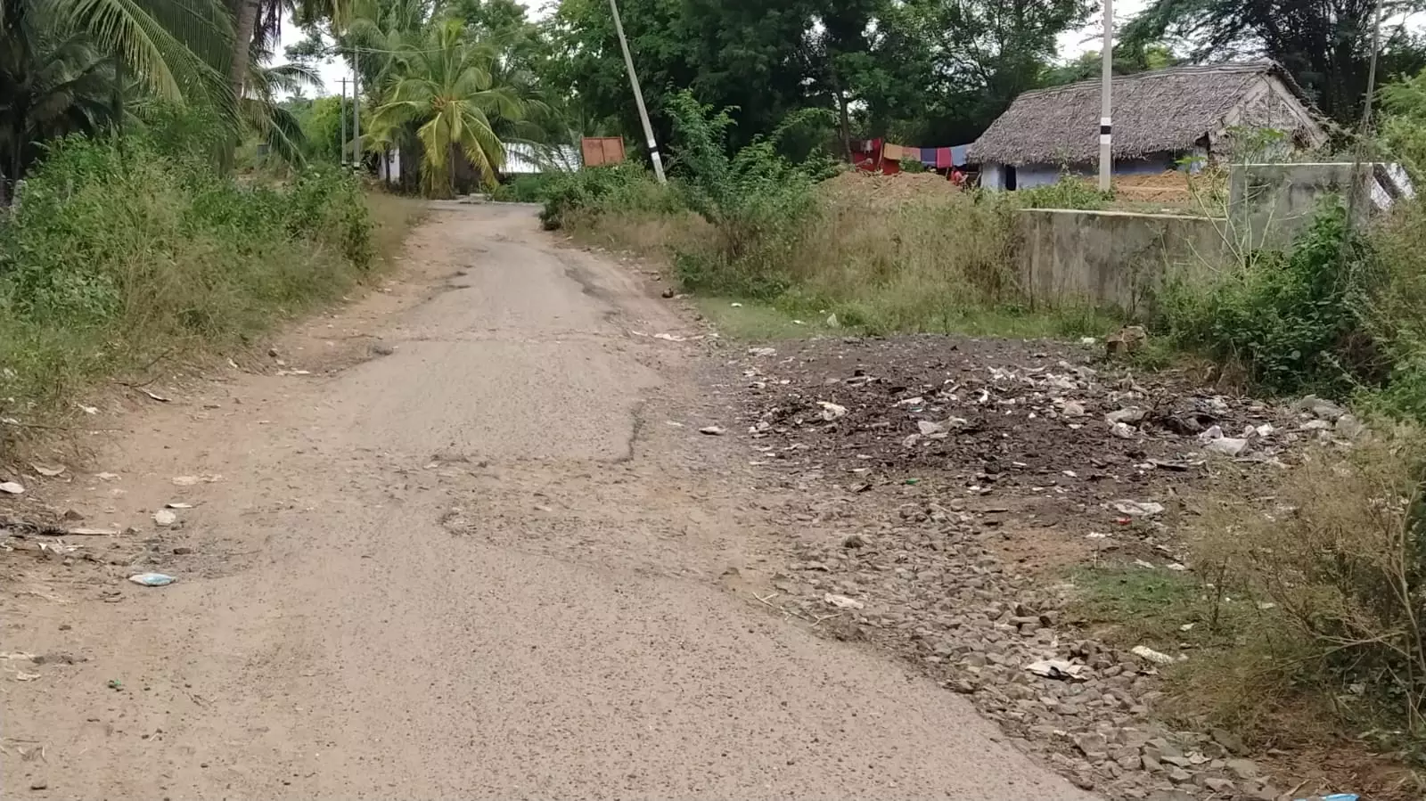 சேதமடைந்த சாலை சேதமடைந்த சாலை