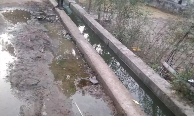 தெருவில் வழிந்தோடும் கழிவுநீர் தெருவில் வழிந்தோடும் கழிவுநீர்