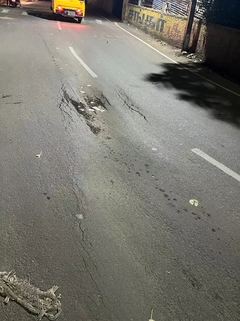 சாலையில் திடீர் பள்ளம்