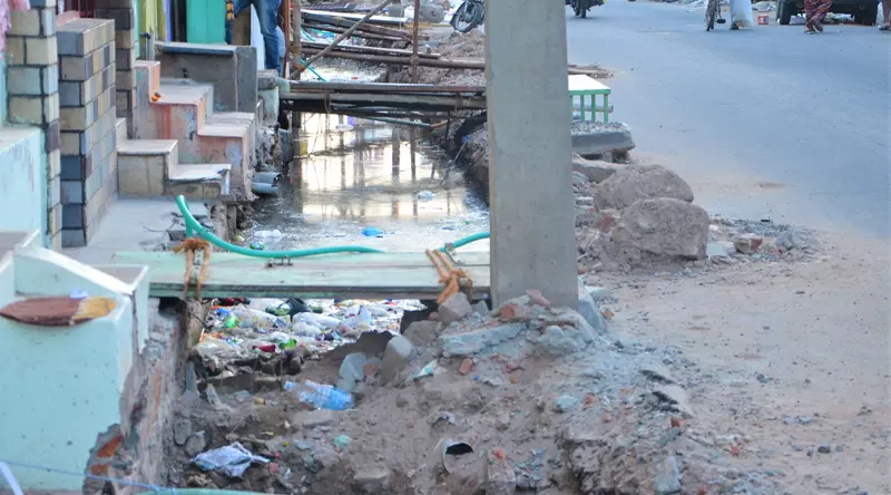 நிறுத்தப்பட்ட வடிகால் பணி