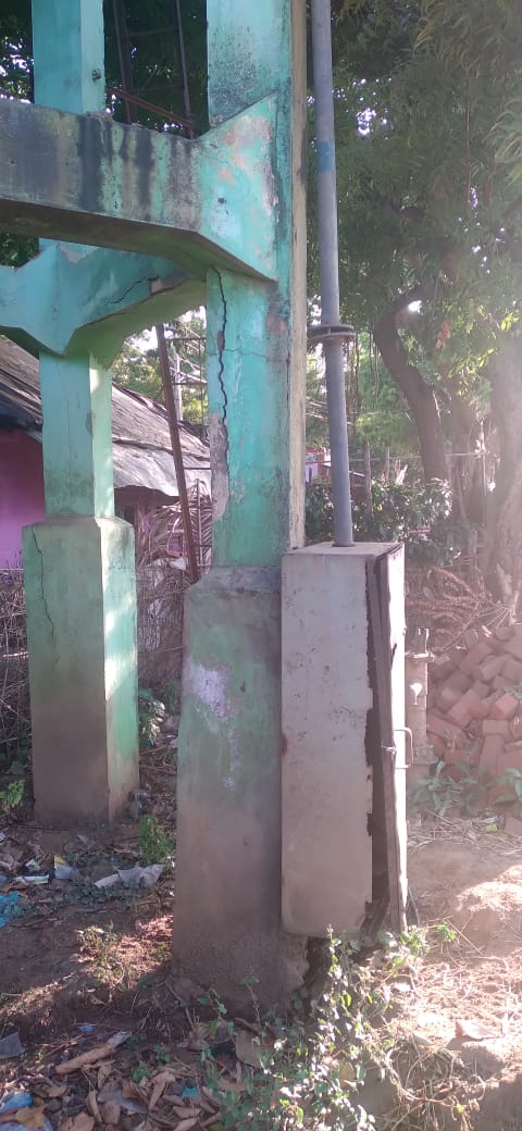 இடிந்து விழும் நிலையில் மேல்நிலை நீர்த்தேக்க தொட்டி