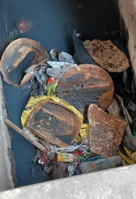 தேங்கி நிற்கும் கழிவுநீர் தேங்கி நிற்கும் கழிவுநீர்