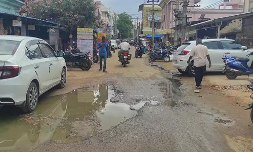 சாலையில் செல்லும் கழிவுநீர்