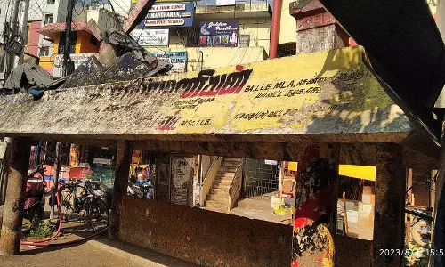 சிதலமடைந்த நிழற்குடை