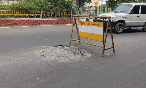 சாலை நடுவில் பள்ளம்