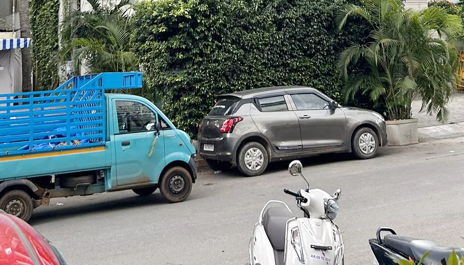 குடியிருப்பு முன்பு நிறுத்தும் வாகனங்கள்