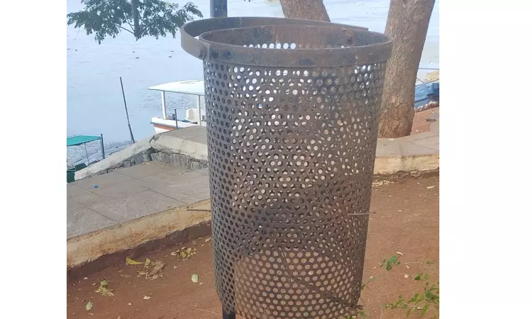 சேதம் அடைந்த குப்பை தொட்டி