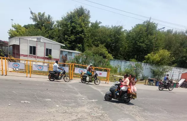 வேகத்தடை மீது வெள்ளை பெயிண்ட் அடிக்க வேண்டும் வேகத்தடை மீது வெள்ளை பெயிண்ட் அடிக்க வேண்டும்