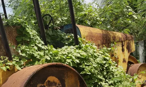 பழுதடைந்த ‘ரோடு ரோலர்’ பழுதடைந்த ‘ரோடு ரோலர்’