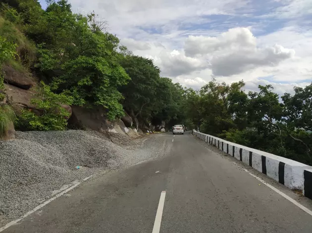 போக்குவரத்துக்கு இடையூறாக இருக்கும் ஜல்லிக்குவியல் போக்குவரத்துக்கு இடையூறாக இருக்கும் ஜல்லிக்குவியல்