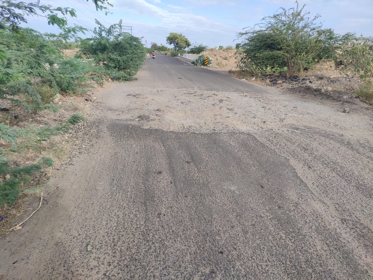 குண்டும் குழியுமான சாலை