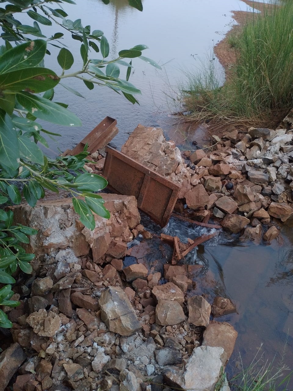 குளத்தின் ஷட்டர் சேதம் குளத்தின் ஷட்டர் சேதம்