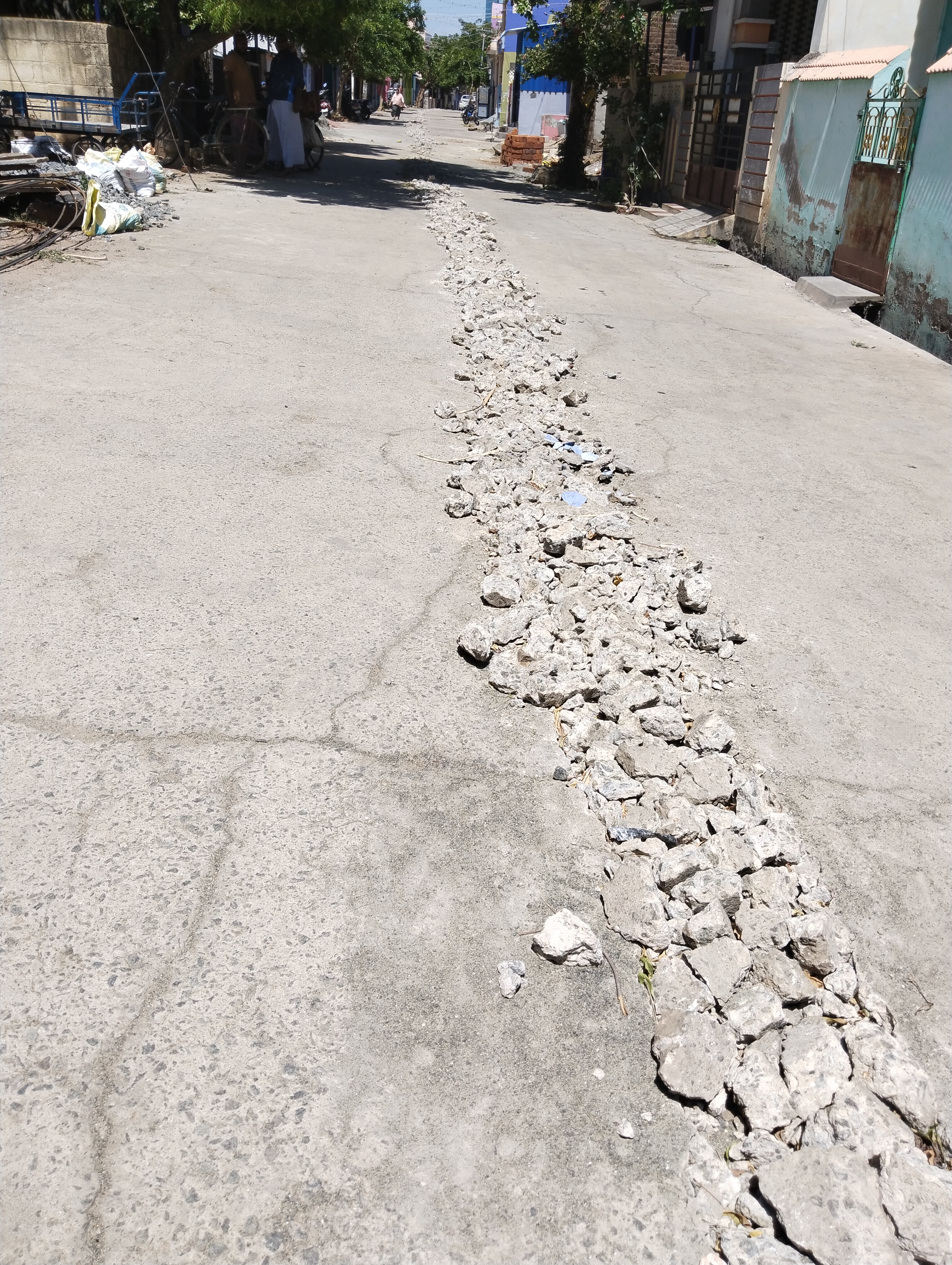 சேதமடைந்த சாலை சேதமடைந்த சாலை