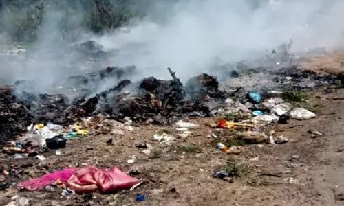 குப்பைகளை தீ வைத்து எரிக்கும் அவலம் குப்பைகளை தீ வைத்து எரிக்கும் அவலம்