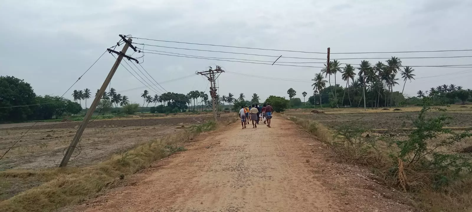 ஆபத்தான மின்கம்பம் ஆபத்தான மின்கம்பம்