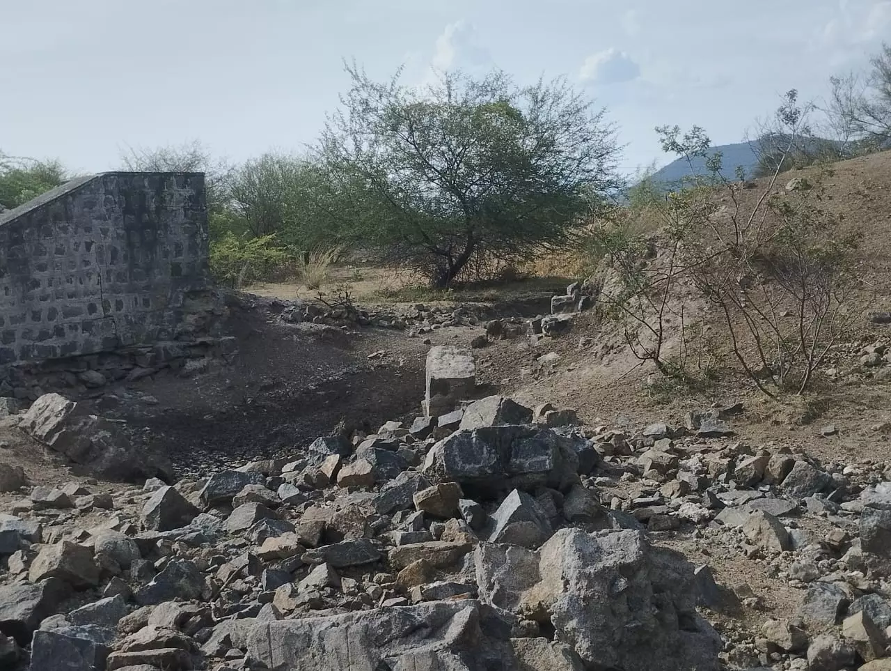 உடைந்த மதகு