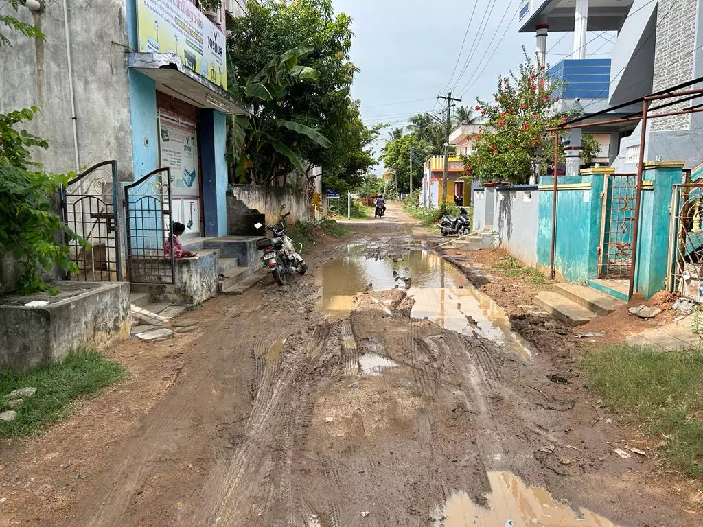 சேறும், சகதியுமான சாலை