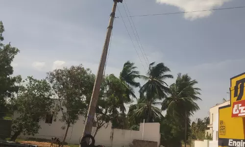 ஆபத்தான மின்கம்பம்