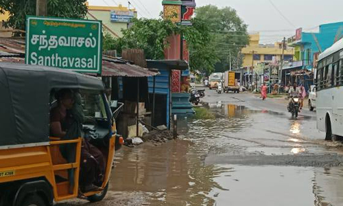 சாலையில் தேங்கும் மழைநீர்