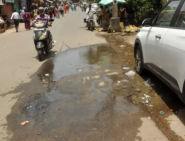 சாலையில் ஓடும் கழிவுநீர் சாலையில் ஓடும் கழிவுநீர்