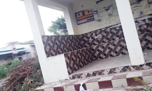 பஸ்கள் வராத இடத்தில் நிழற்குடை