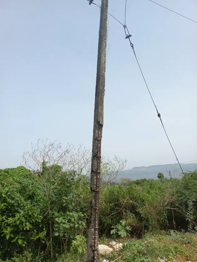 மின்கம்பம் சேதம்