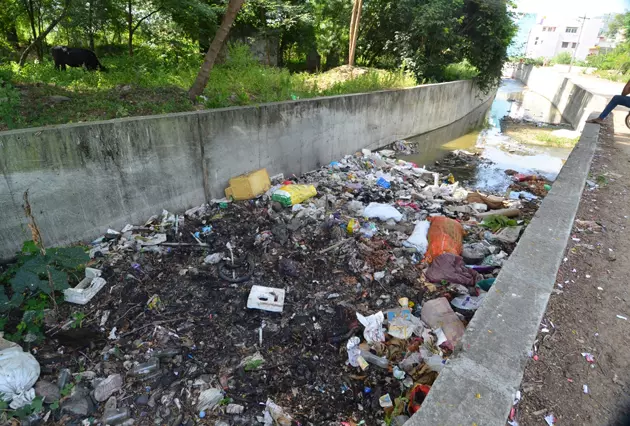 கழிவுநீர் கால்வாய் தூர்வாரப்படுமா?