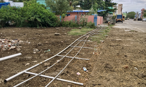 சாய்ந்து கிடக்கும் இரும்புத்தடுப்பு