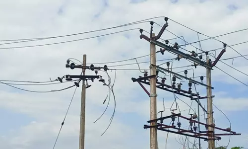 மின்கம்பத்தை சீரமைப்பார்களா? மின்கம்பத்தை சீரமைப்பார்களா?