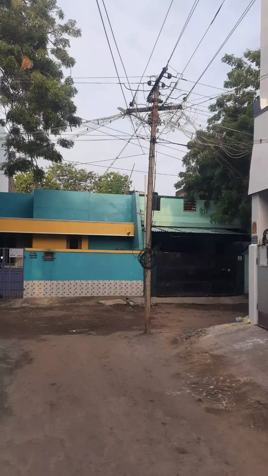 சாலையின் நடுவில் மின்கம்பம் சாலையின் நடுவில் மின்கம்பம்