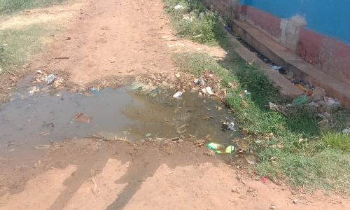 சாலையில் தேங்கும் கழிவுநீர்