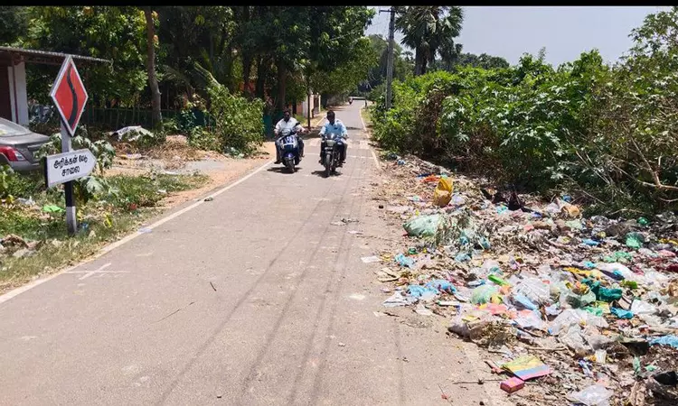 சாலையில் சிதறி கிடக்கும் குப்பை சாலையில் சிதறி கிடக்கும் குப்பை