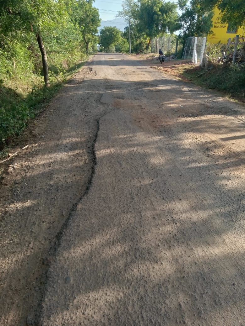 குண்டும் குழியுமான சாலை குண்டும் குழியுமான சாலை