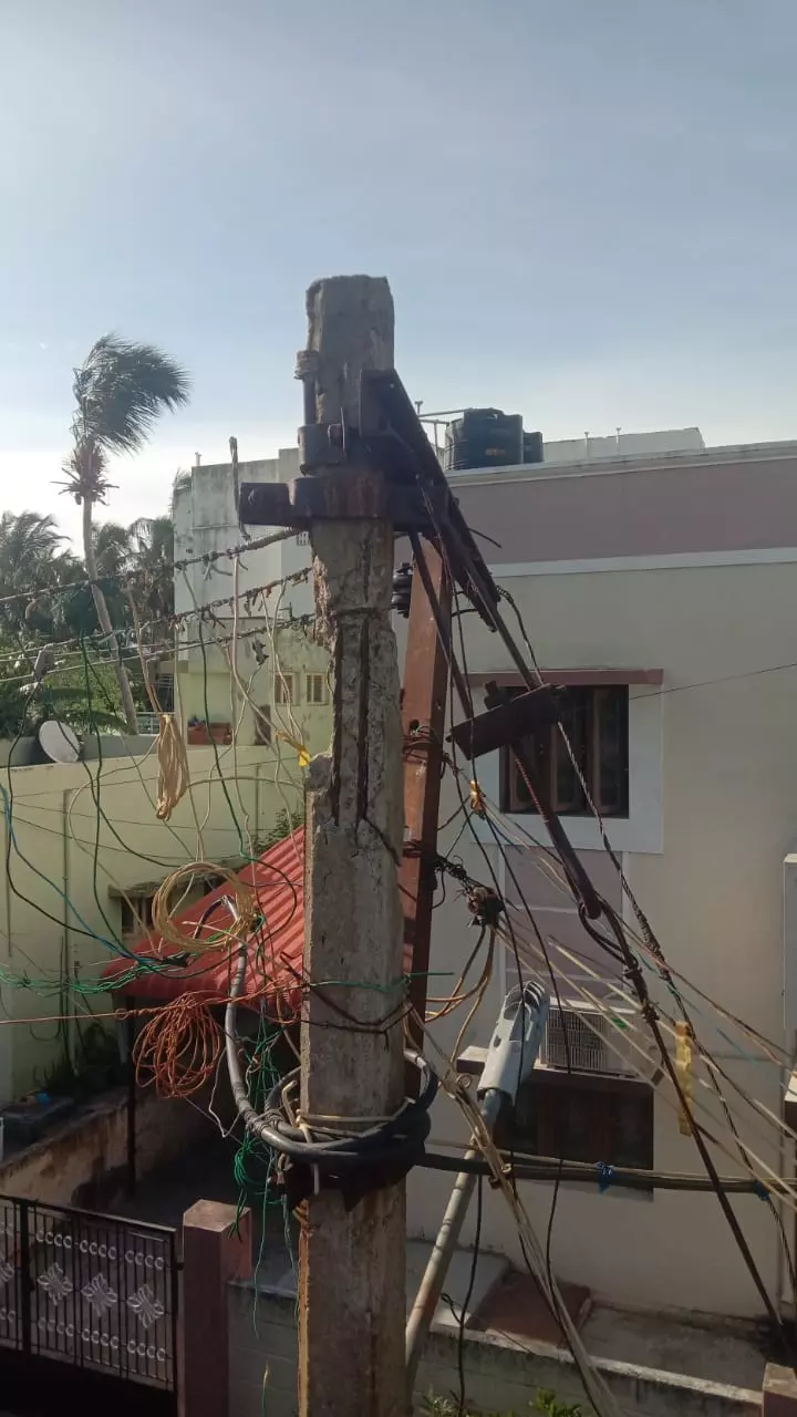 ஆபத்தான மின்கம்பம்