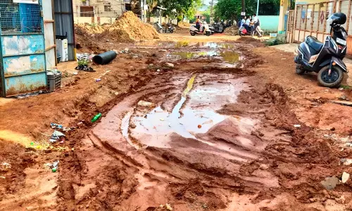 சேறும், சகதியுமான சாலை