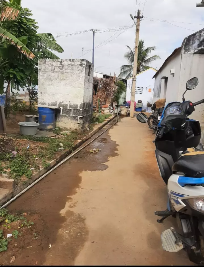 சாலையின் நடுவே மின்கம்பம்