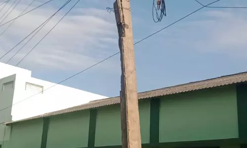 சேதமான மின்கம்பம்