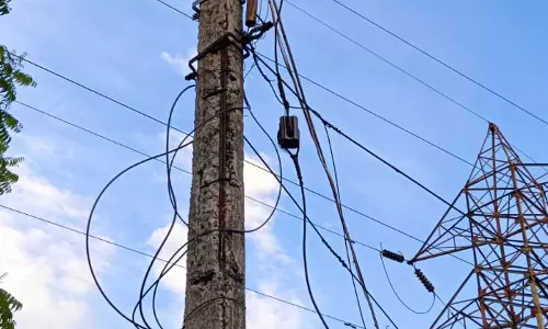 சேதமடைந்த மின்கம்பம்