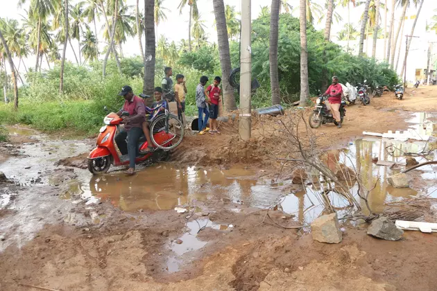 குழாய் உடைப்பால் சேறும் சகதியுமான சாலை குழாய் உடைப்பால் சேறும் சகதியுமான சாலை