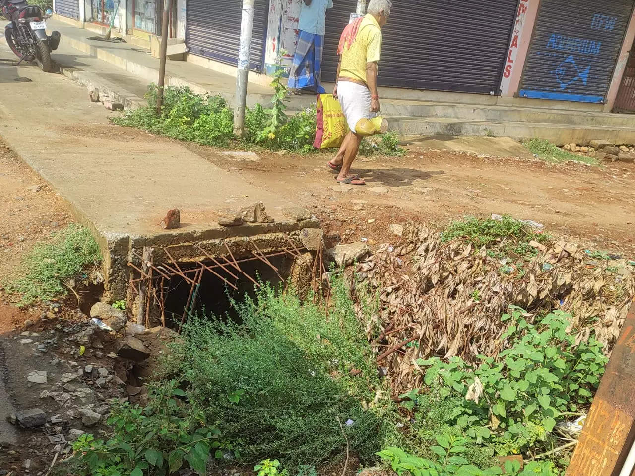 கிடப்பில் மழைநீர் கால்வாய்