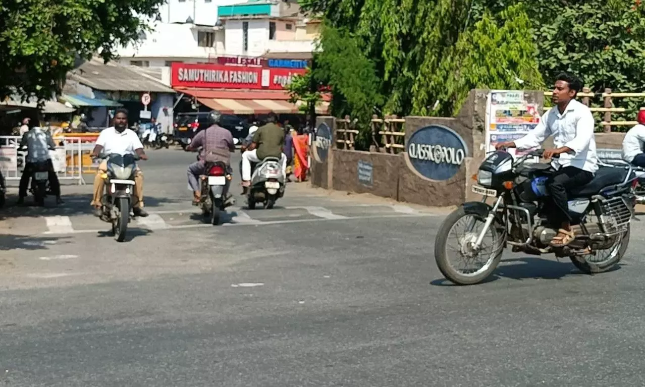 விதிமீறும் வாகன ஓட்டிகளால் ஆபத்து