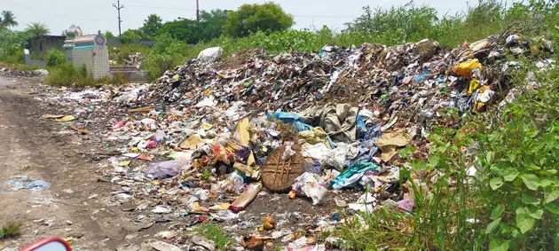 ஆற்றில் கொட்டப்படும் குப்பைகள் ஆற்றில் கொட்டப்படும் குப்பைகள்