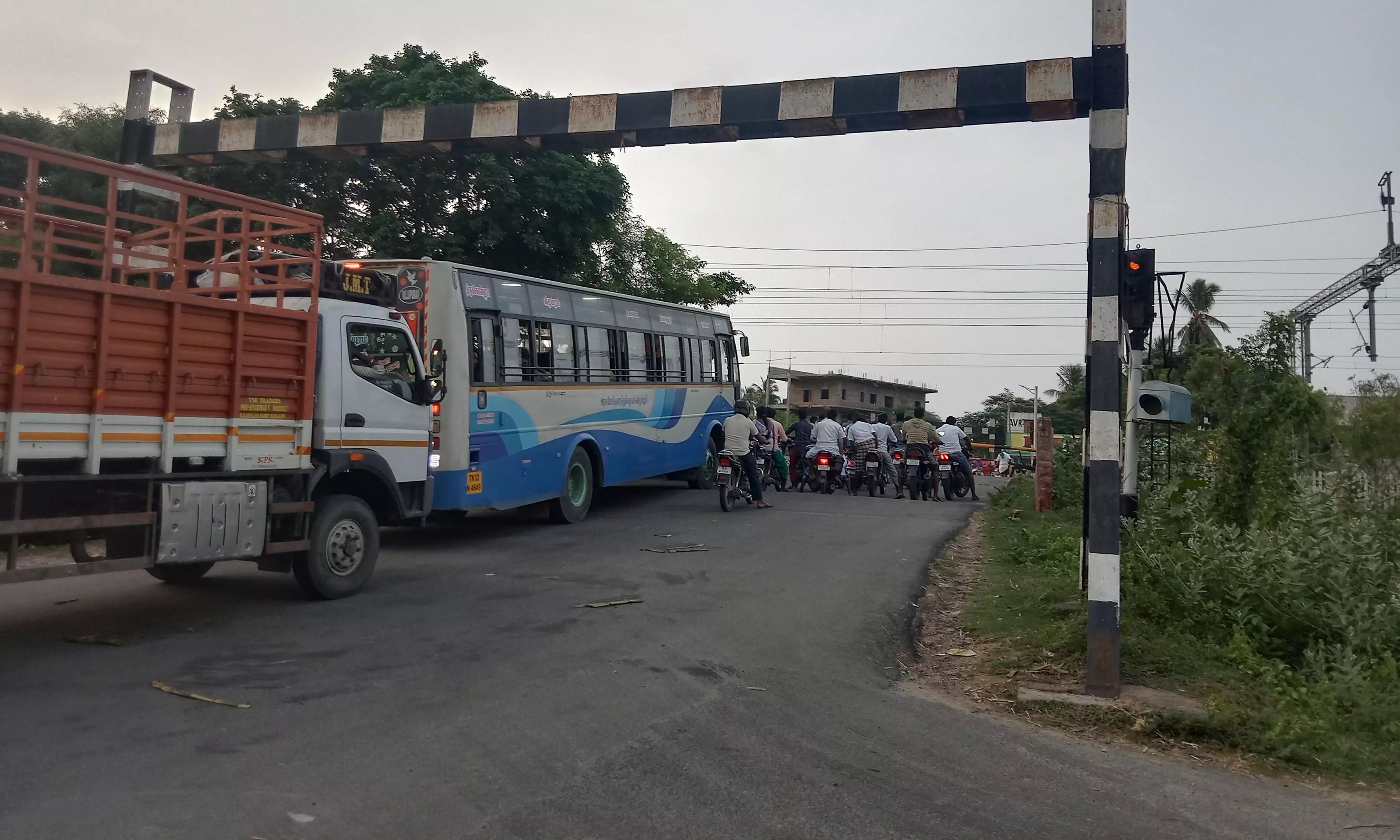 மேம்பாலம் அமைக்க வேண்டும்