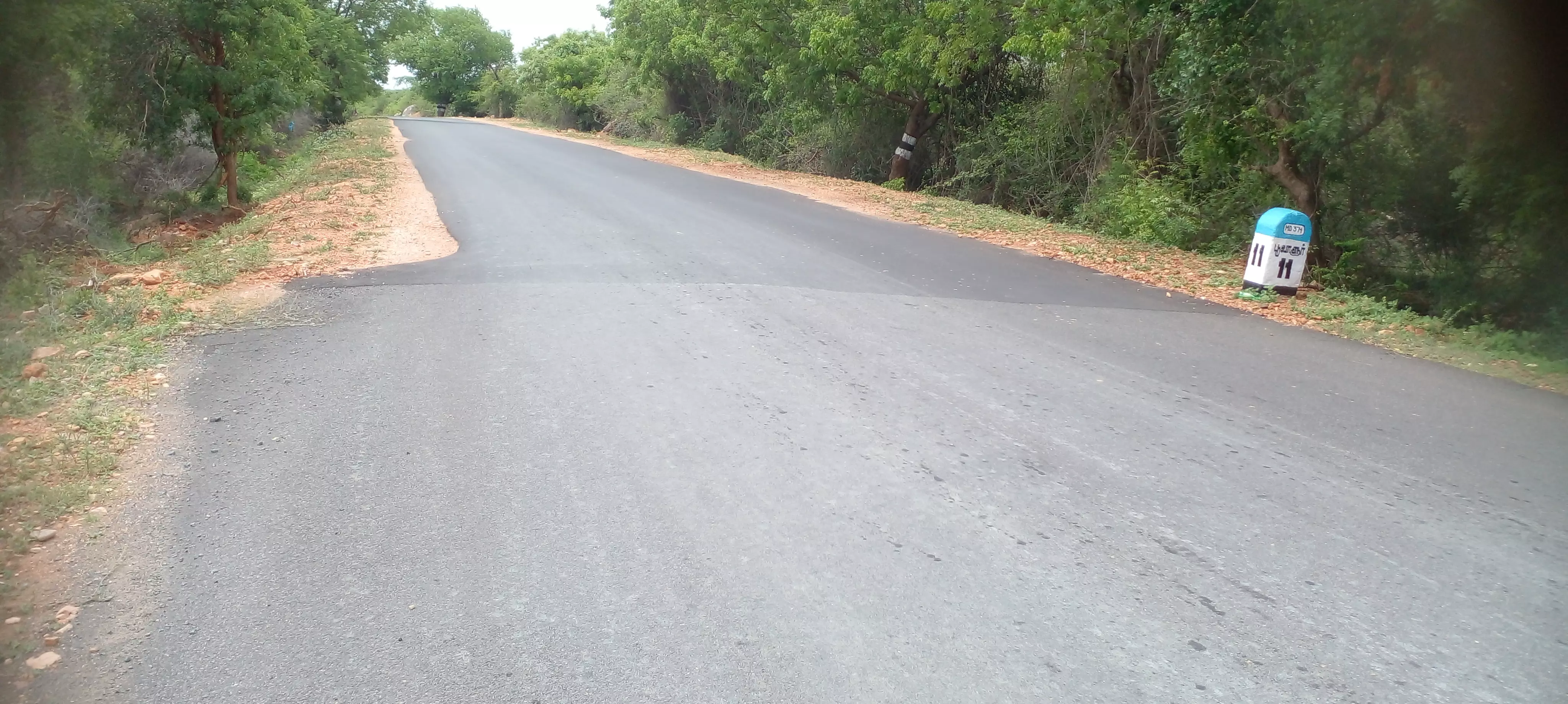 சாலையை அகலப்படுத்த வேண்டும் சாலையை அகலப்படுத்த வேண்டும்