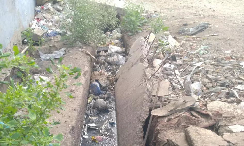 சாக்கடை கால்வாய் தூர்வாரப்படுமா..?