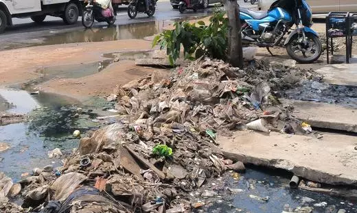 சாலையில் வழிந்தோடும் கழிவுநீர் சாலையில் வழிந்தோடும் கழிவுநீர்