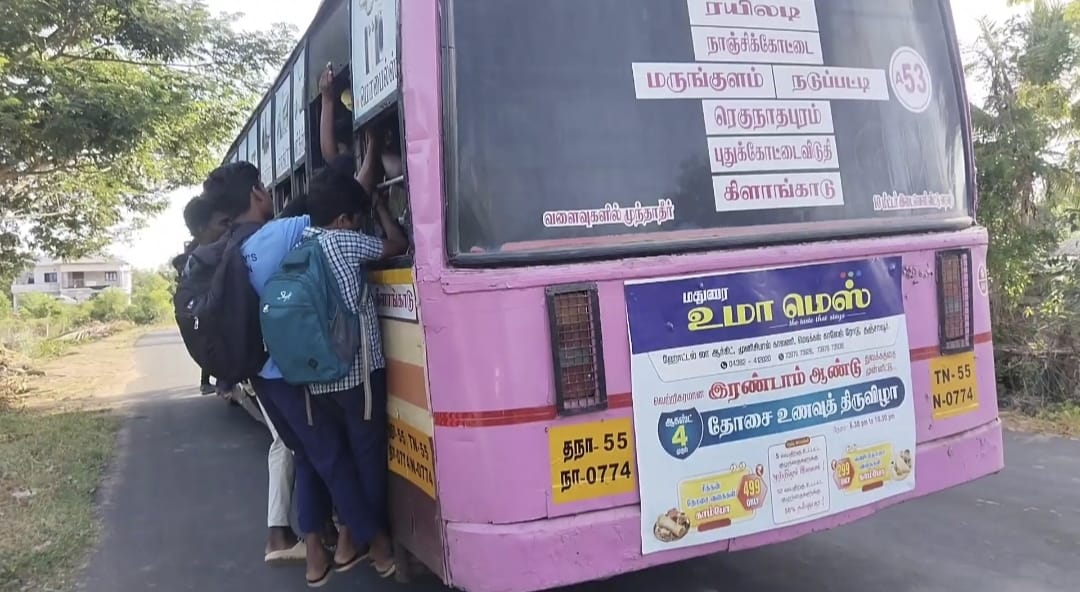 பஸ் படிக்கட்டில் பயணம்